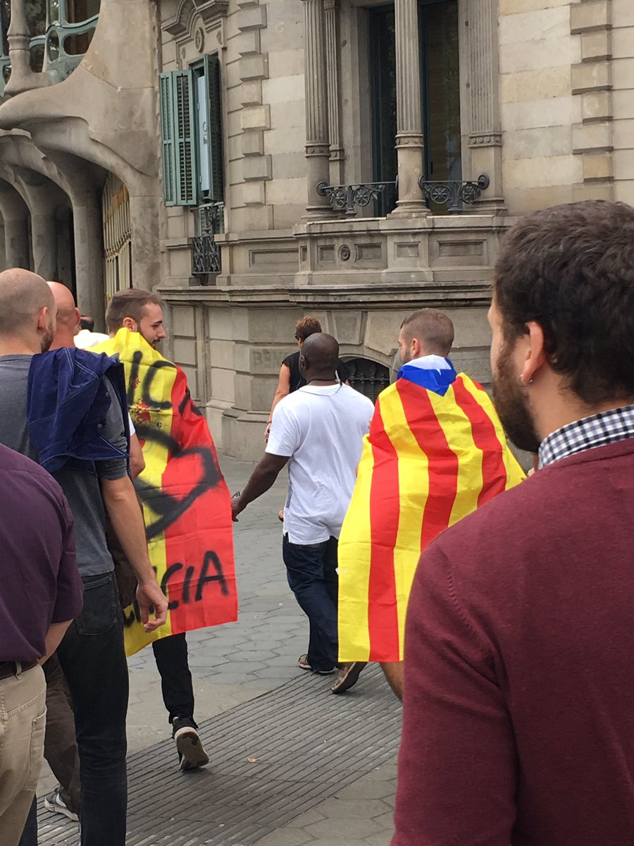 a_tresaco's tweet photo. 2 amigos juntos, 1 con la bandera española otro con la estelada. @antena3com al lado y evita grabar la imagen #HuelgaCatalunaESP #3Oct https://t.co/Shr9N9G1B2