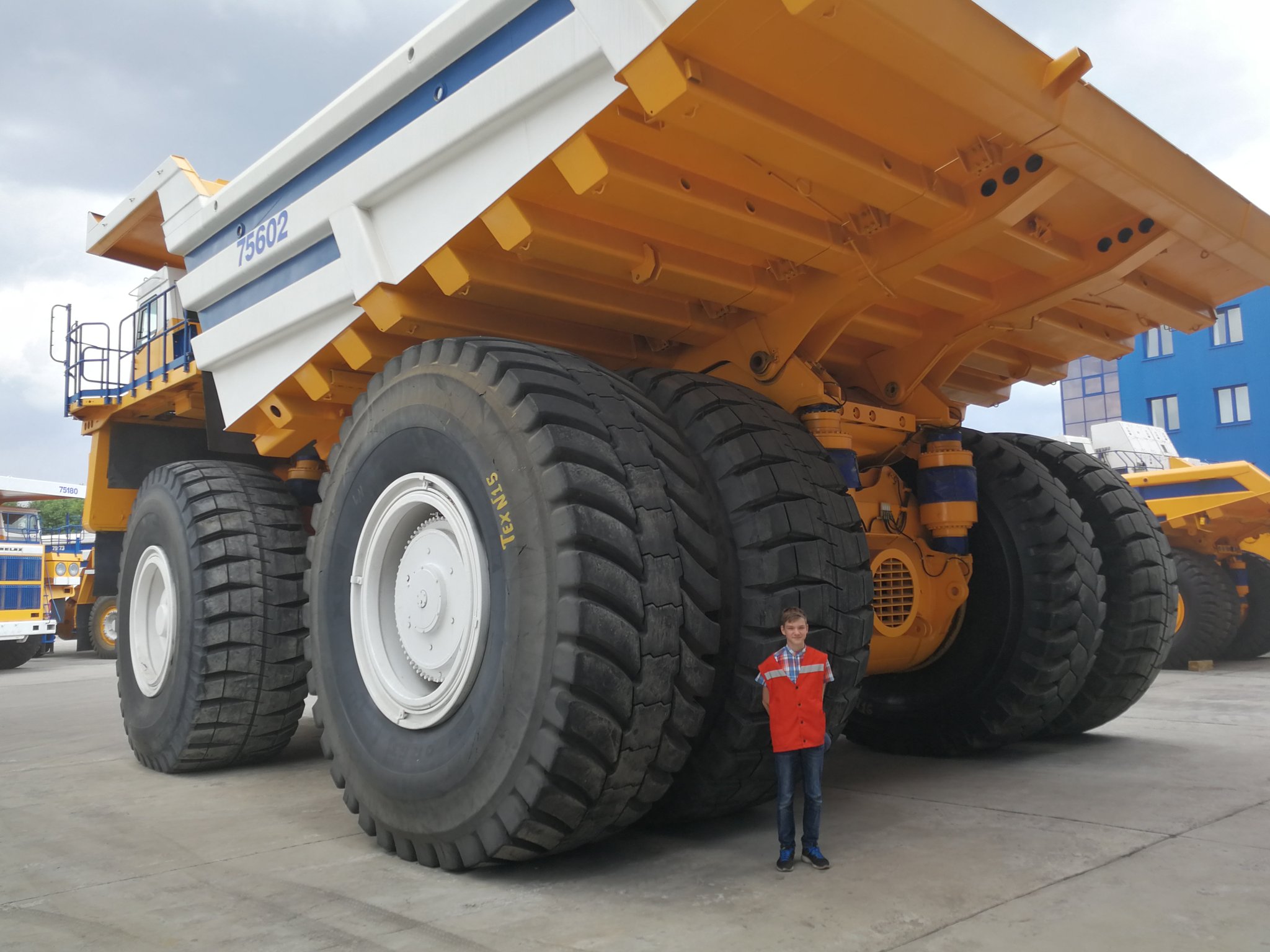 сколько атмосфер в колесе белаза 450 тонн