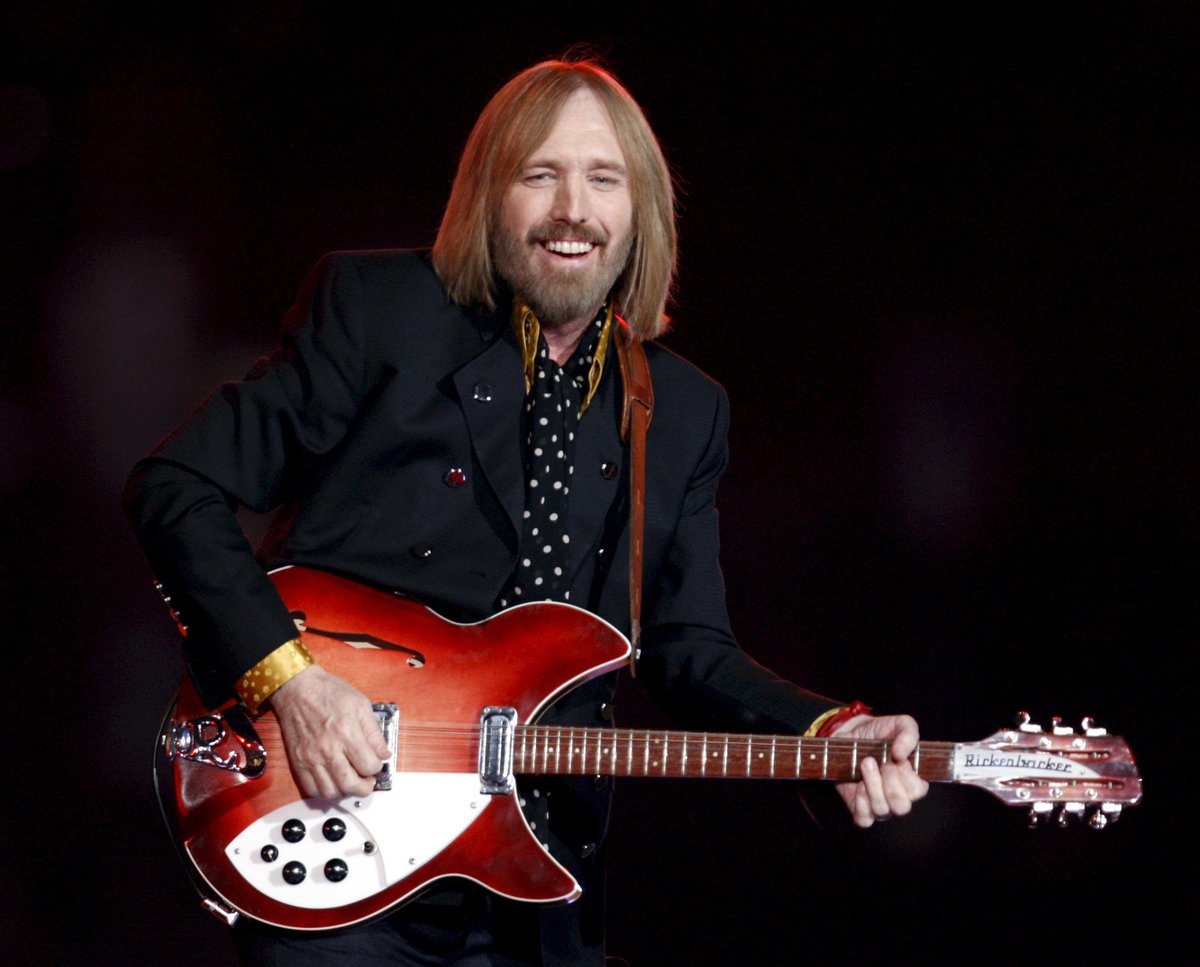Musicians and celebrities pay tribute to rocker Tom Petty:   bit.ly/2yW0sGq https://t.co/2LZguRDg3M