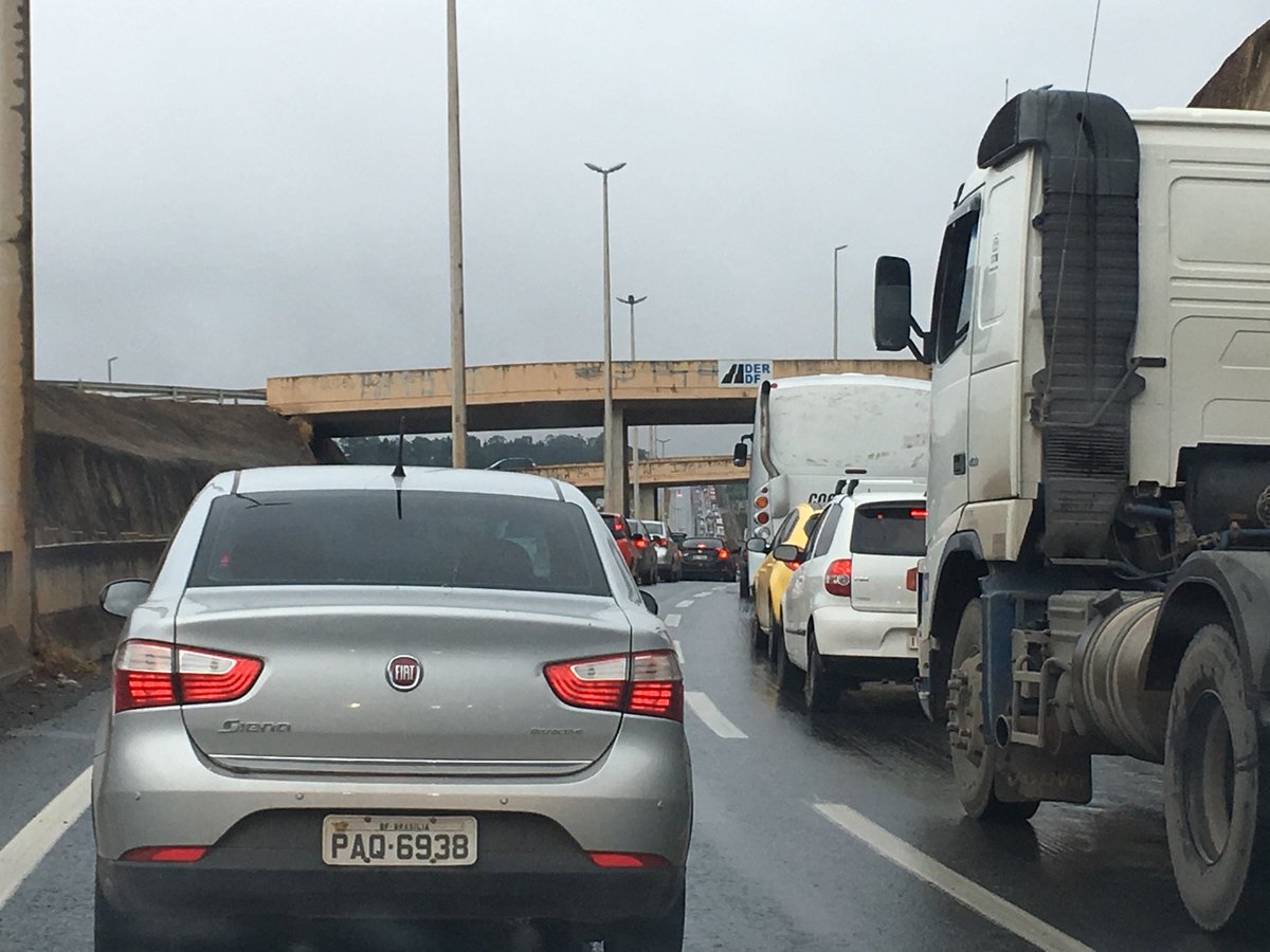 cleudsonf's tweet photo. #df150 parada já no balão do grande colorado. Assim complica a vida @cbnbrasilia https://t.co/Eh6oCHxrWd