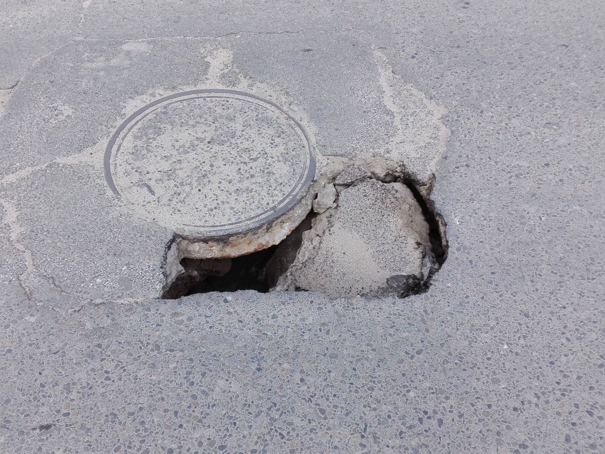 sempermute's tweet photo. @mvinambres Sr Alcalde hay un forado peligroso en Av. El Belloto a la altura del 515 Belloto Norte. Saludos https://t.co/9VJGc6ggdT