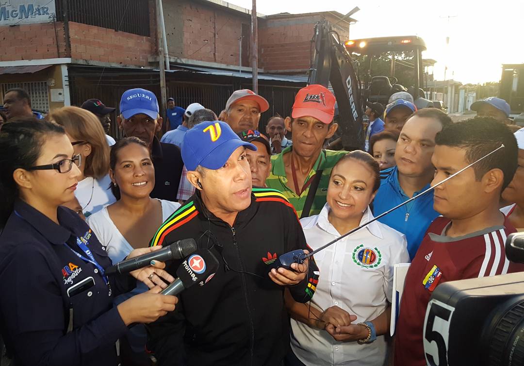 psepulvedalara's tweet photo. Desde #PuebloNuevo sector popular de la Parroquia Juan de Villegas iniciamos el #Madrugonazo de este martes con @henrifalconlara #Lara https://t.co/N0vUMVaA5v