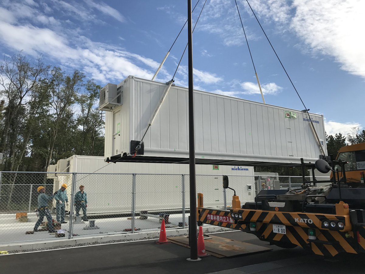 加速器の新型電源用のコンデンサーの１號機が搬入されました このコンテナの中にコンデンサーが入っていて その容量は1f 1mfじゃないですよ 1f Togetter