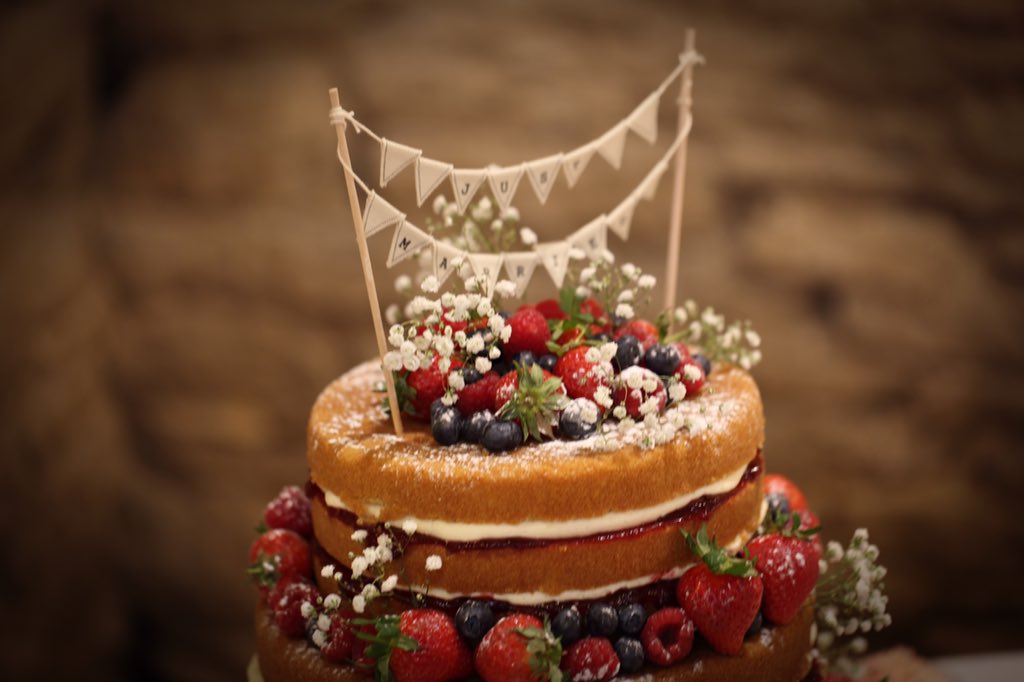 The_Foodie_Feed's tweet image. What a beautiful wedding cake from @cakebarrett 👰

#NationalCakeWeek #Latton #Wiltshire