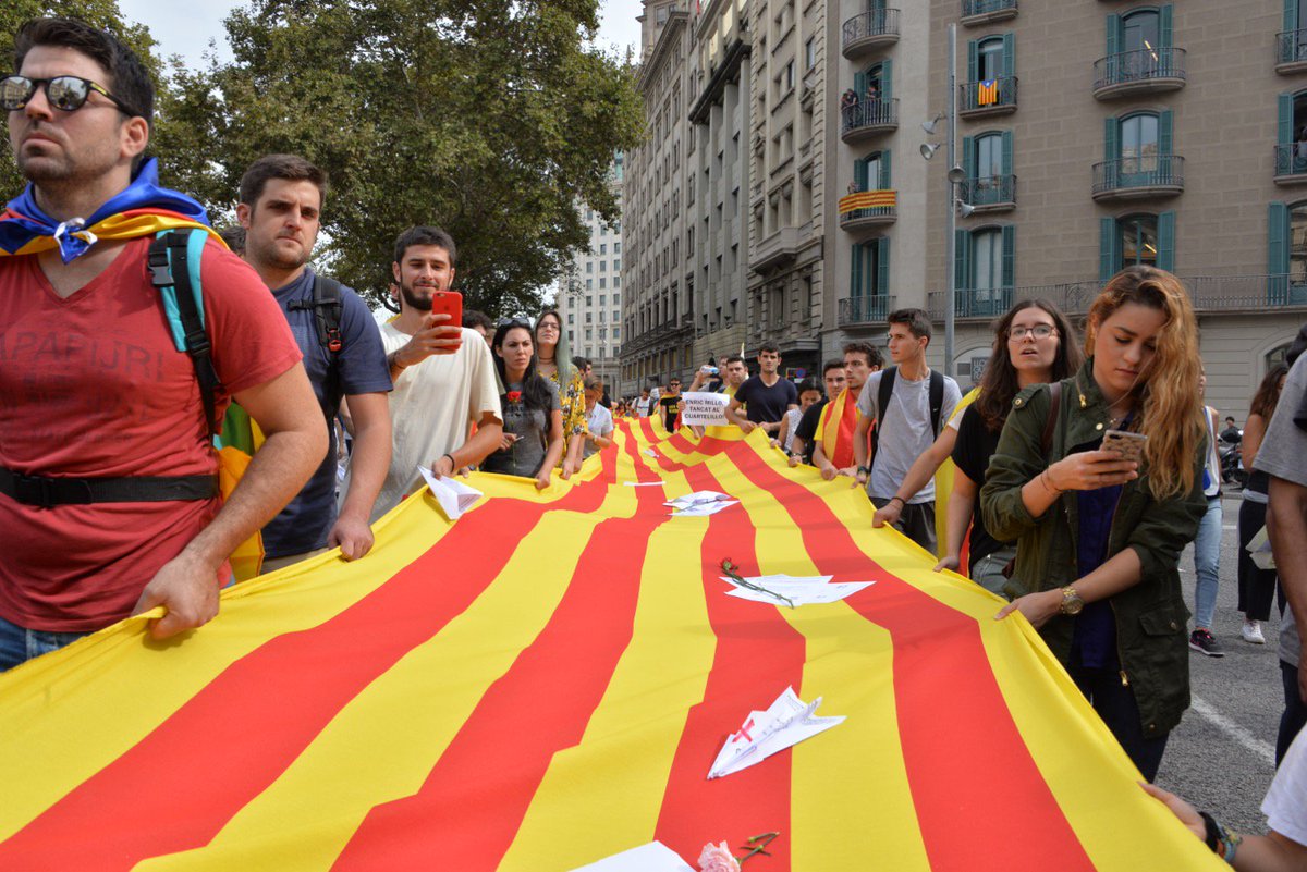naciopolitica's tweet photo. FOTOS Multitudinària manifestació a #Barcelona contra la repressió policial de l'1-O https://t.co/98gwsEjlpx #refND https://t.co/SztzDERwqS