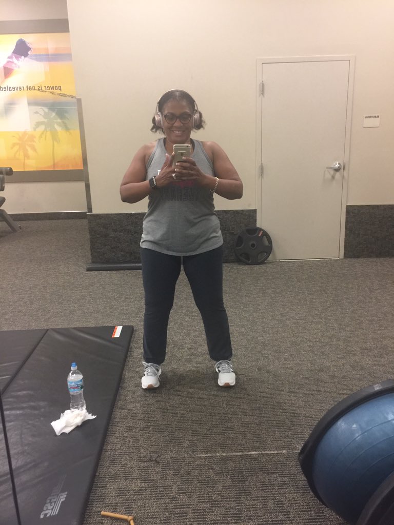 WonderfulJuan's tweet photo. Good evening Fam! Her I go again. Lord let these knees hold out🙏🏽 Giving it my all! #Squatober  Day 2 of 31🤦🏽‍♀️ Have a Marvelous evening 😘 https://t.co/4eqkzz9sz5