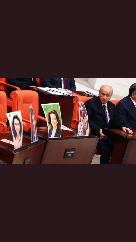 Bakın melül melül.Bu siyasetin karanlık tarihinin fotoğraf sergisidir.