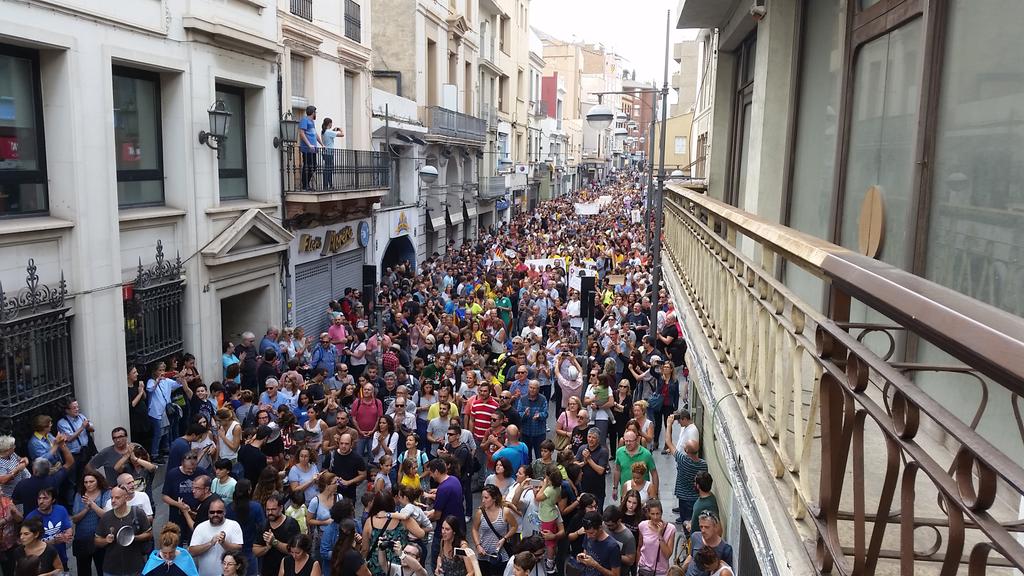 DiarideBadalona's tweet photo. La pl Vila plena; la cua de la mani continua arribant des de Pompeu Fabra; milers de persones #Badalona #3oct https://t.co/ZNBpaPHwxD