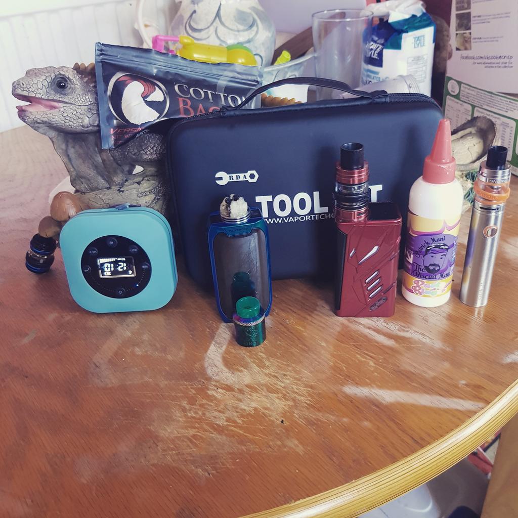 Vappingtodayan1's tweet photo. My good vaping day 👍💨💨💨💨💨💨😁😁 https://t.co/tAay30cAjB