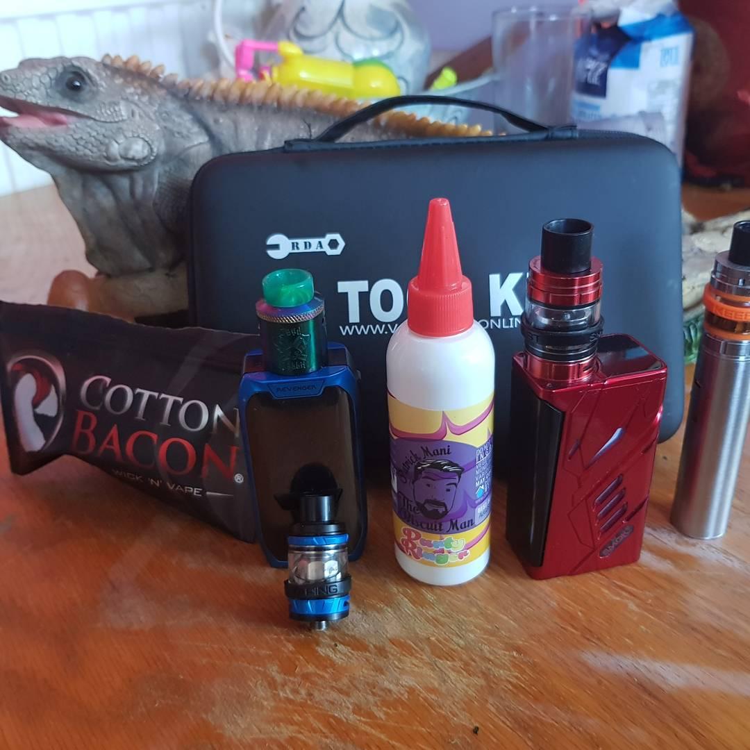 Vappingtodayan1's tweet photo. My good vaping day 👍💨💨💨💨💨💨😁😁 https://t.co/tAay30cAjB