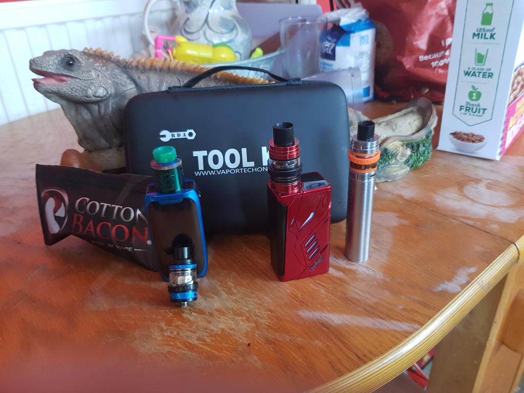 Vappingtodayan1's tweet photo. My good vaping day 👍💨💨💨💨💨💨😁😁 https://t.co/tAay30cAjB