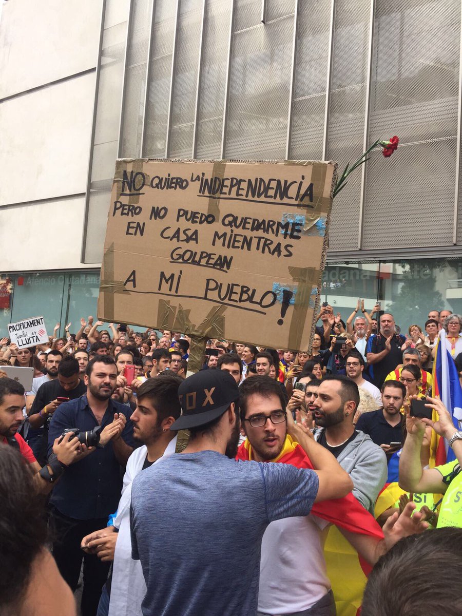 meiusferres's tweet photo. Aquesta pancarta ha arrencat aplaudiments, la foto l’ha fet el meu fill a la concentració de Girona.  M’ajudeu a difondre? https://t.co/FNJL9Pzyet