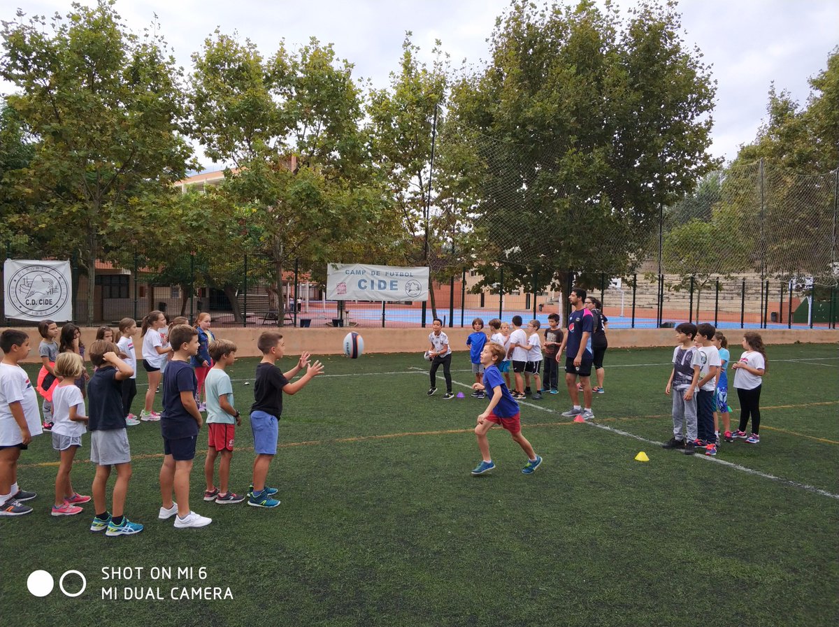 cide1966's tweet photo. Today a group of teachers has returned to explain how to play rugby. What a great day! (3rd of primary education) https://t.co/GG6jNSud52
