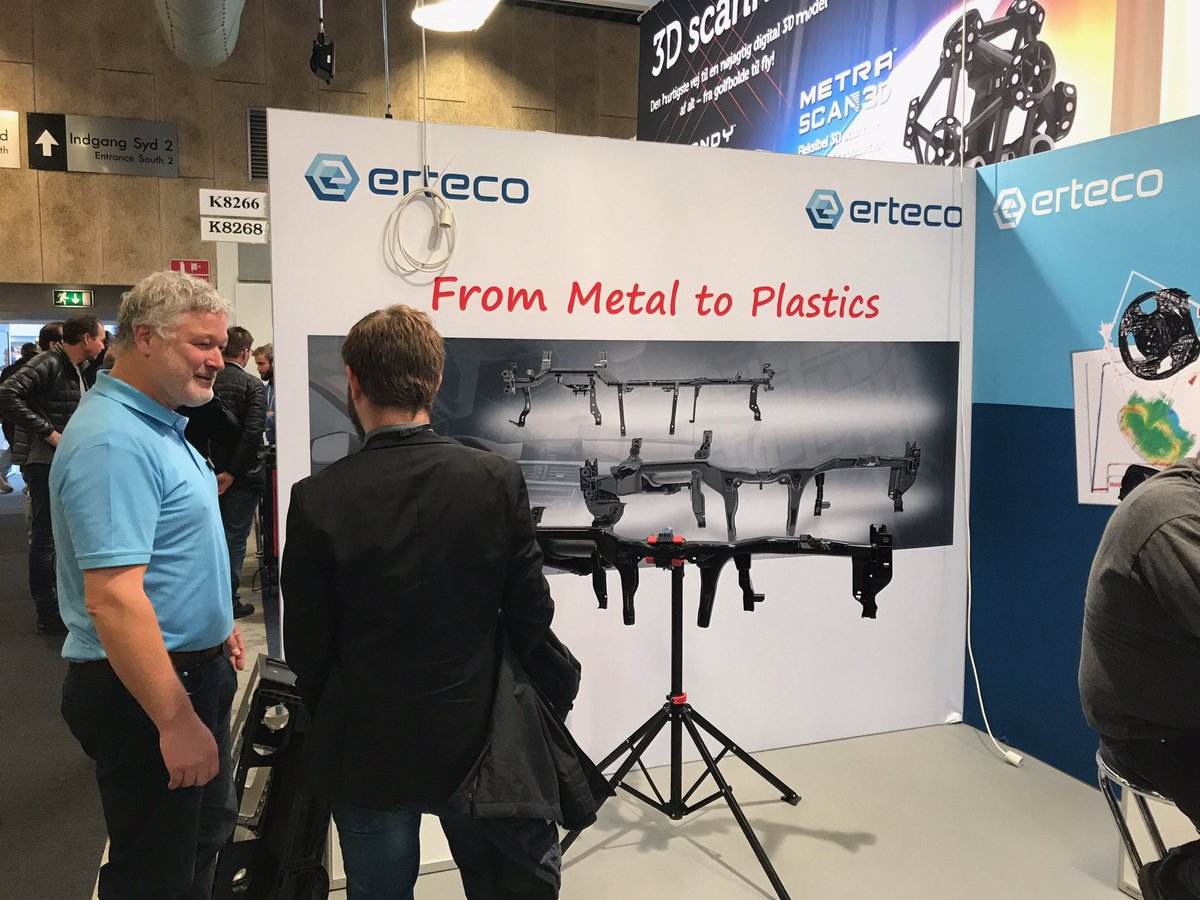 LarsHBF's tweet photo. Direktørens billede af undertegnede giver to vigtige svar: 1) Ja - jeg skal klippes. 2) Ja - plast skal erstatte metal. @hi_expo #HiMesse https://t.co/4Ux1q8Zzjz