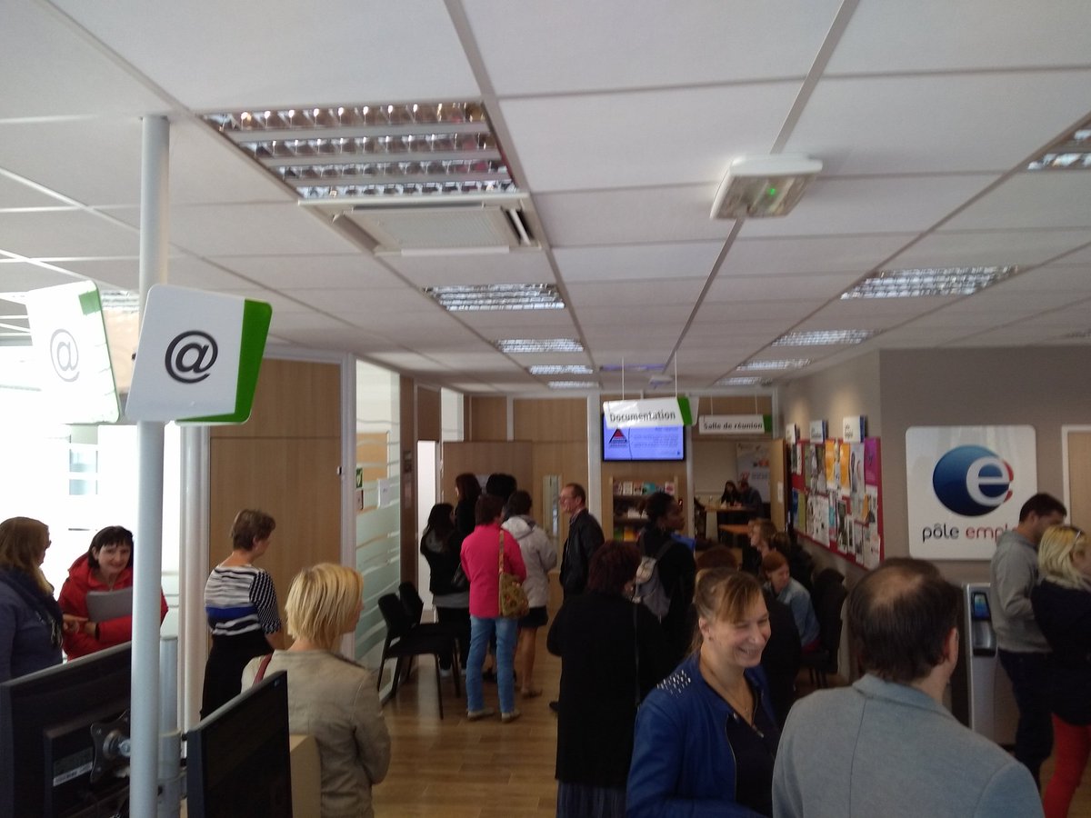 STEFMI59's tweet photo. Le forum des services à la personne à Pôle emploi Le Quesnoy. La compétence au coeur des échanges #avecpoleemploi #approchecompetence https://t.co/WszH21bbZC