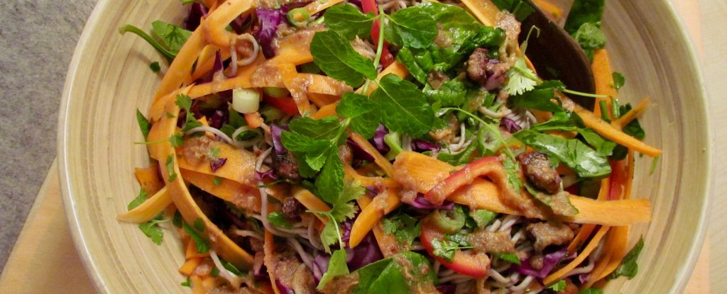 Kleurrijke Thaise noedelsalade devegakluns.com/2017/10/03/kle…
