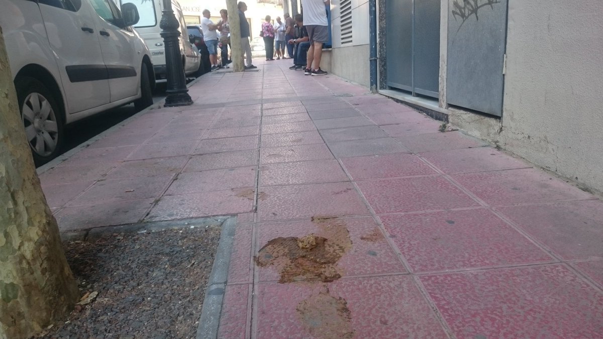 jruiz2539's tweet photo. Al fondo la cola para pagar #IBI en #Aspe y en primer plano #pastel que da la bienvenida.
#QueContraste https://t.co/SLpTrhf8lV