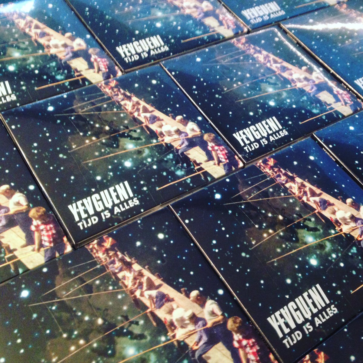 Daar zijn ze! En ze zien er goed uit! Nu aftellen naar 27/10. #cdrelease #releaseconcert op 16/11 <a href="/ABconcerts/">AB - Ancienne Belgique</a> Andere data: yevgueni.be