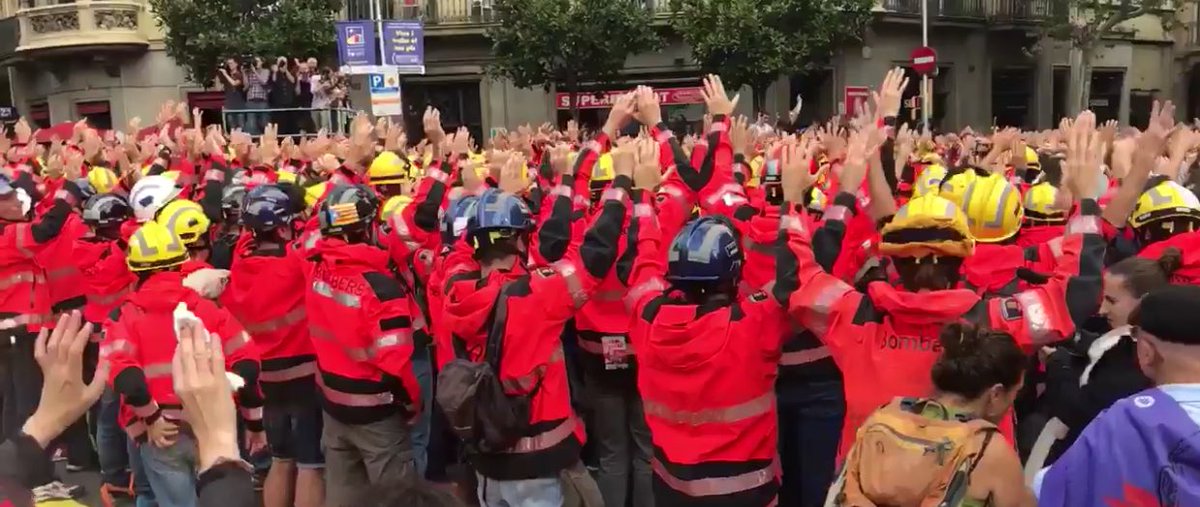 IMarcuello's tweet photo. Avui mes que mai, calma i serenitat. Com sempre hem fet amb civisme, amb un gran somriure i pau. #aturada #vagageneral #3oct 🌹😊 https://t.co/sFvL40HHU4