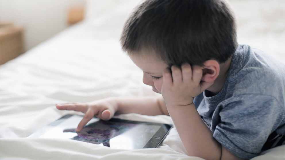 beesmarttoys's tweet photo. "Research shows that 10% of 4 years are put to bed with a tablet to play with as they fall asleep"
📱 💻 
https://t.co/XbzZA23lGc https://t.co/mxtPLM9A2p