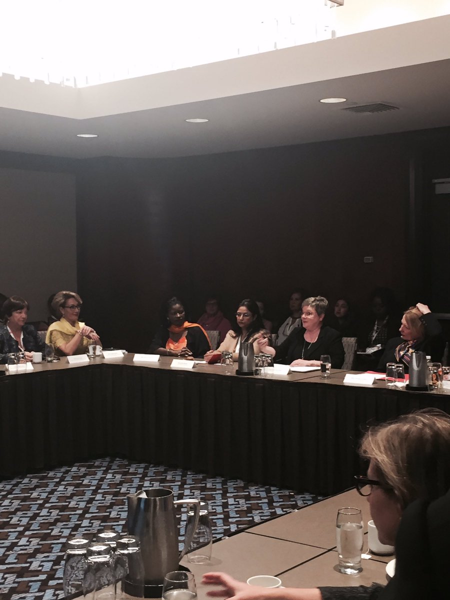 AfriqueExpMag's tweet photo. "Je crois qu'il est nécessaire que les femmes s'émancipent économiquement"@FrancineLandry au déjeuner des femmes #ForumeAE #femmes https://t.co/pfDlQPM57w