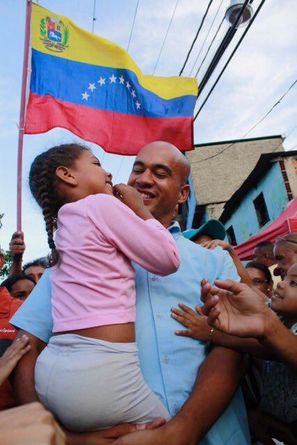 HectoRodriguez's tweet image. Desde la gobernación pondremos todos los camiones, camionetas y galpones para que los CLAP lleguen quincenalmente a todas las familias!