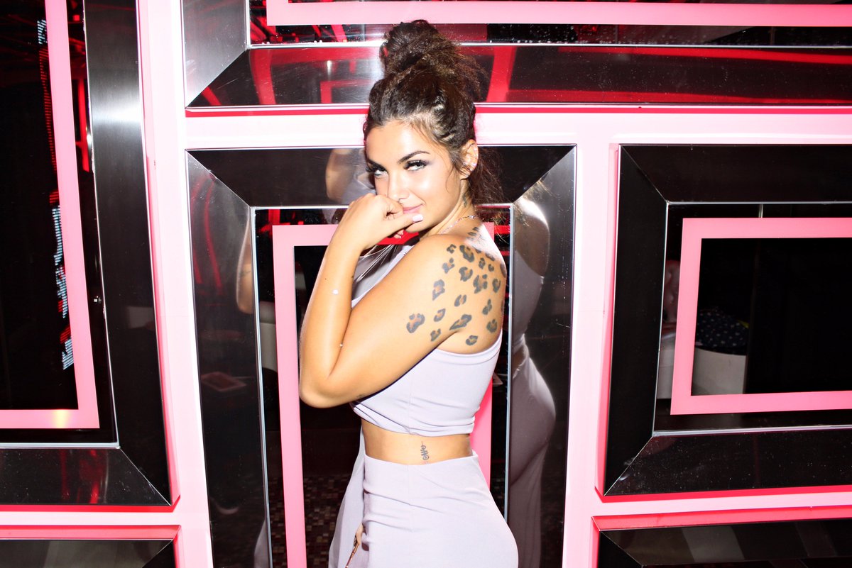FlashTVLA's tweet photo. WOW @LamborghiniEM en el preestreno de #MTVSuperShore en Madrid, mira lo que nos dijo! https://t.co/Ka8L3nbeZV   😱🔥💅🏻 @mtvspain RT https://t.co/AUcAoPuW4S