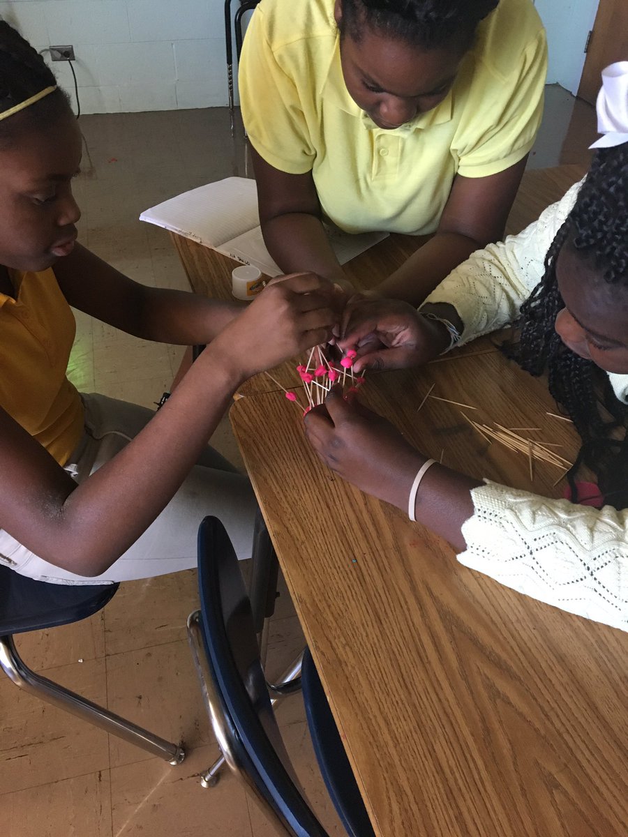 smayfox's tweet photo. Engineers at work. Practicing teamwork skills to prepare for our Sparks labs! #HCDEengage #HCDEscience https://t.co/i7wUBjlr7N
