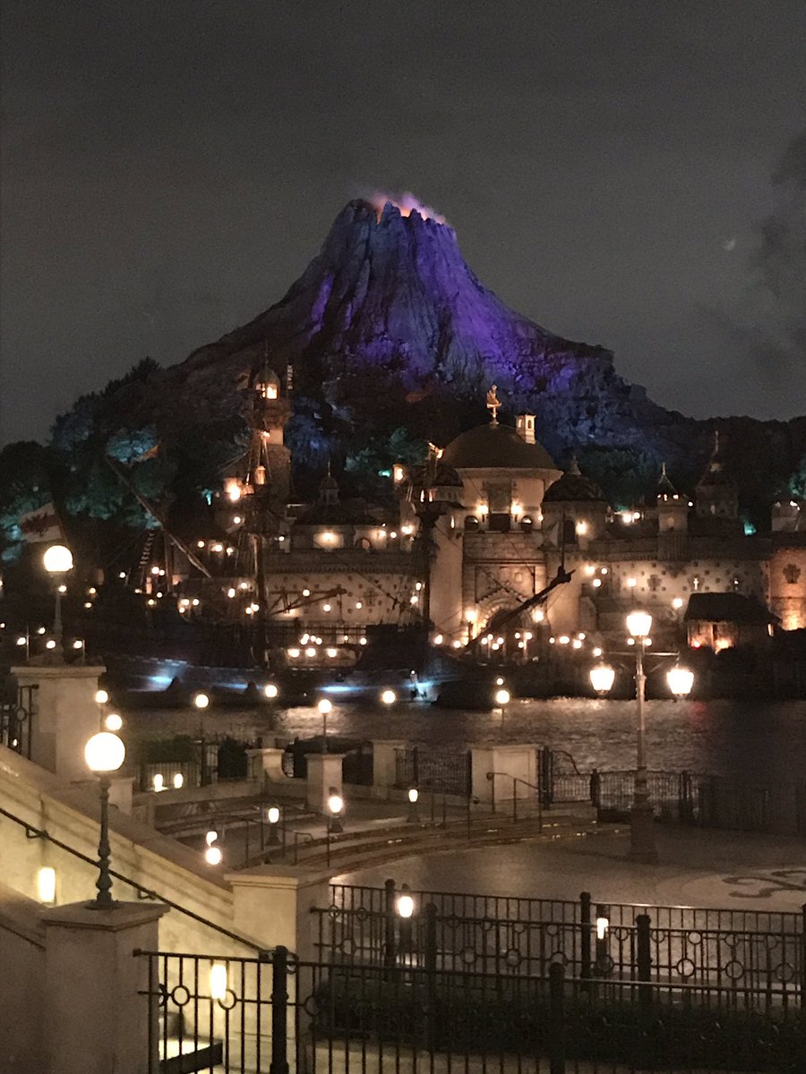 麦穂猫 Cats Disney さて 1日予報より良い天気で助かったものの とうとうパラパラ降ってきたし 帰りましょう 今日撮った写真は明日にでも貼らせて頂きますね 東京ディズニーシー プロメテウス火山