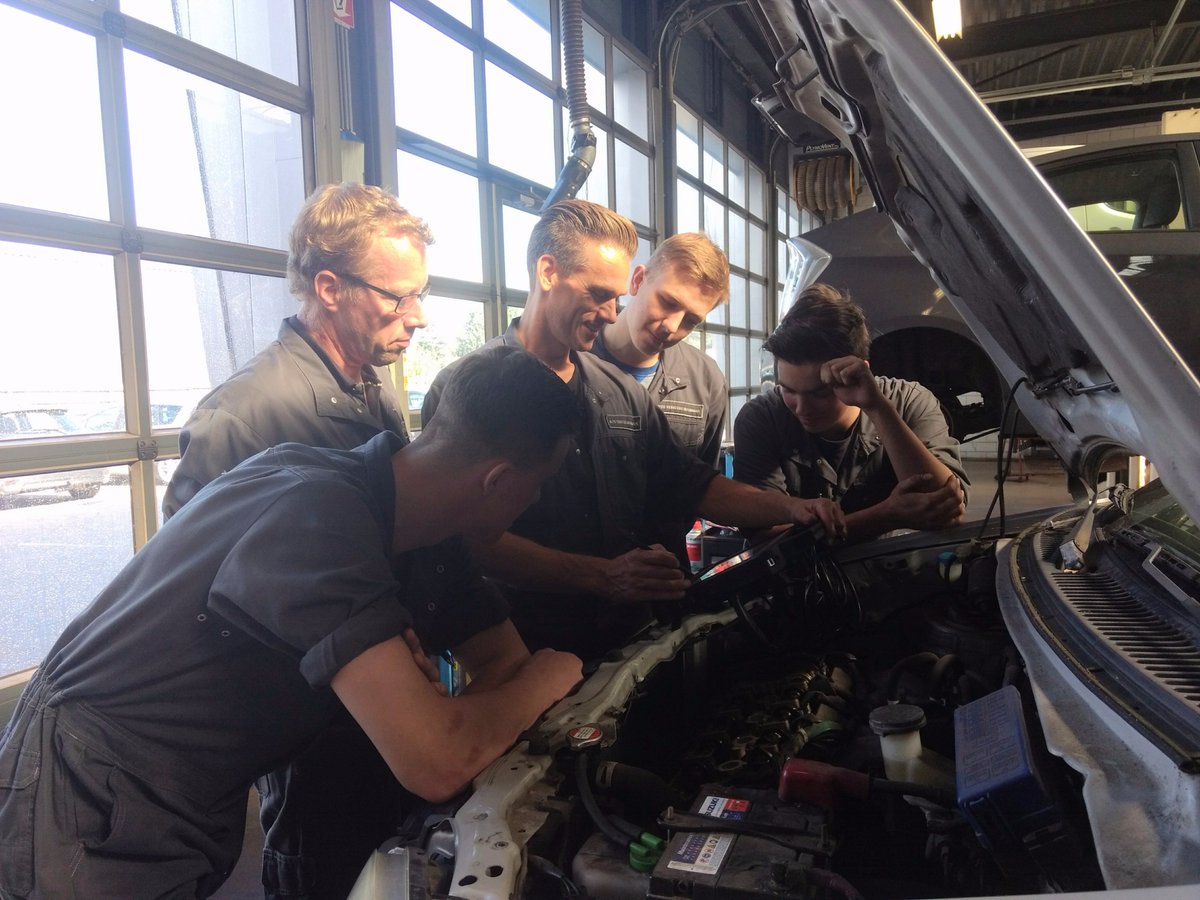 Auto Versteeg Buurman als erkend leerbedrijf !

Vandaag: een cursus kleppen stellen in onze vestiging in Ermelo.