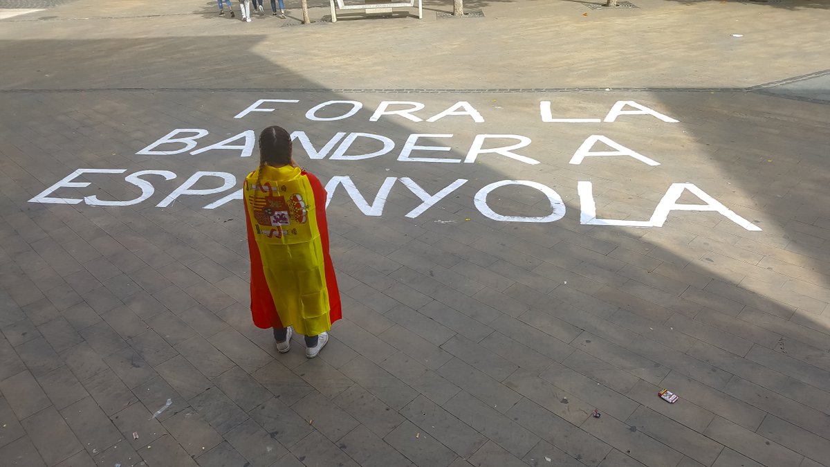 mmichout's tweet photo. Contrastes
#huelga #3OctAR #ParoCatalunyaARV #3octM4 #huelgacataluñaesp #banderaEsp #vagageneral3O #figueres @laSextaTV @okdiario @tv3cat https://t.co/2XWaI9XIKA