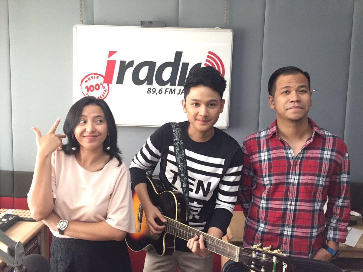 Malam ini @rama_nidji &amp; <a href="/sinta_ir/">sinta irawanto</a> kedatangan <a href="/bagasrds/">abang lari</a> yang mau memperkenalkan lagunya “Just Wanna Love You”, dengerin #Indonesia40 yuk!