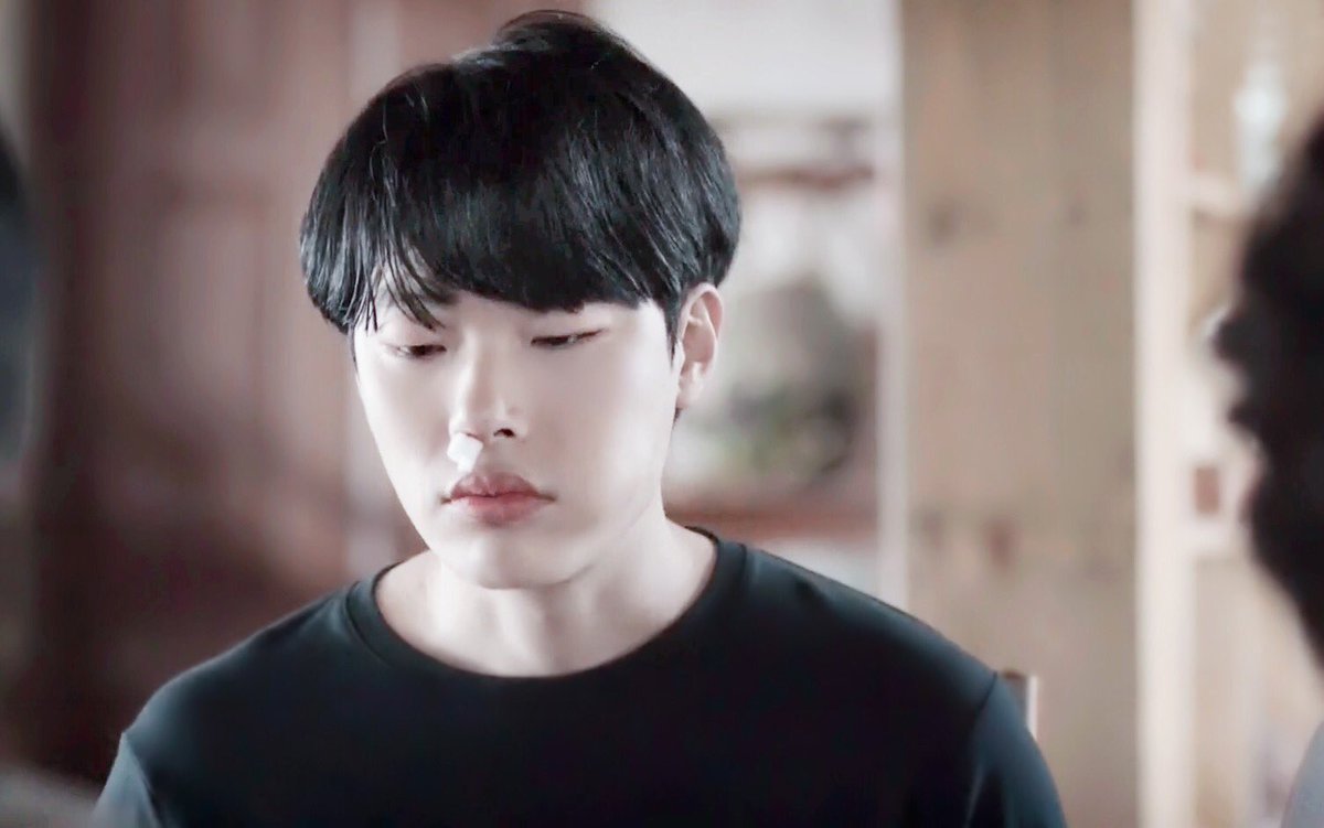 reply_KJH's tweet photo. 잘 살고 있냐? 코피 나는 것 보니까 날이 추워지고 있긴 한가 보다. 어, 뭐... 지금 우리 집은 바빠. 라여사가 내일 여유롭고 싶다고 오늘 음식 다 하시는 중이거든. 벌써 두 판 째다, 두 판 째. 너희도 즐거운 추석 보내. https://t.co/Yqbi9wIXKn