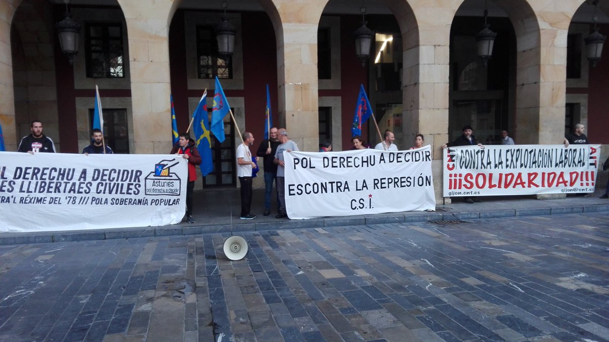 RadioKras's tweet photo. Concentración en Xixón contra la represión y en solidaridad con el pueblo catalán https://t.co/suBM2OTIjl