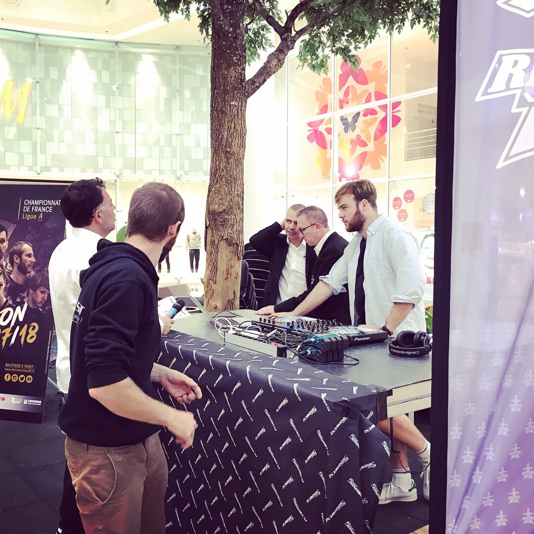 GroupeSonowest's tweet photo. Présentation des joueurs du #RennesVolley35 au #LeclercStGregoire #GroupeSonowest #partenaire #prestatairetechnique #scenographie #regieson https://t.co/zRhtGZ1q5s