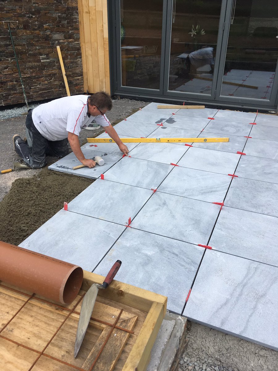 novaKamen05's tweet photo. Limestone paving installation. Stone supplied by #Devonstone # jam interiors https://t.co/0Hrh4yW1Z9