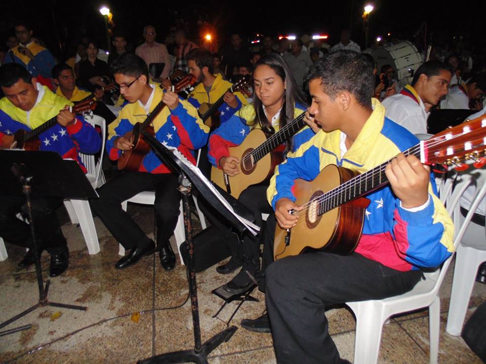 SistemaGuarico's tweet photo. En el #ProgramaAlmaLlanera los chamos aprender a tocar instrumentos como cuatro, guitarra, bandola, mandolina, arpa criolla, maracas y bajo https://t.co/wW55CtlbhU