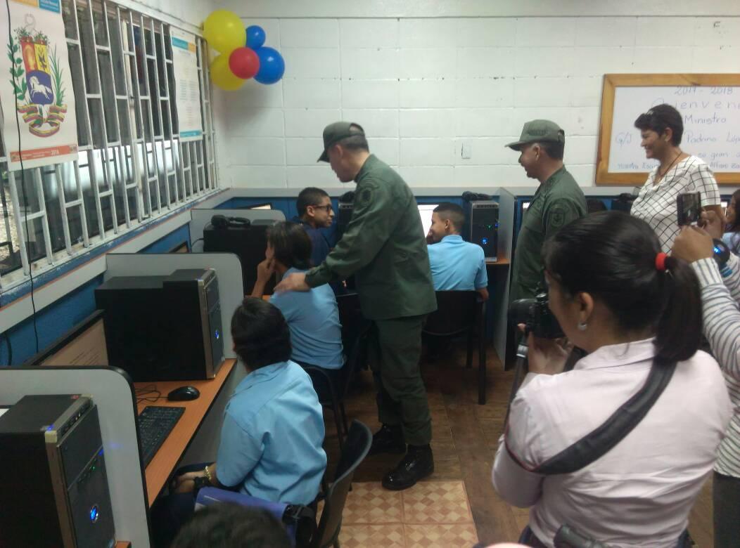 fundabitMiranda's tweet photo. En unión cívico militar fue rehabilitado el CBIT Alfaro Zamora para el beneficio de 830 estudiantes #Miranda @JauaMiranda @vladimirpadrino https://t.co/RxBi1zRzGD