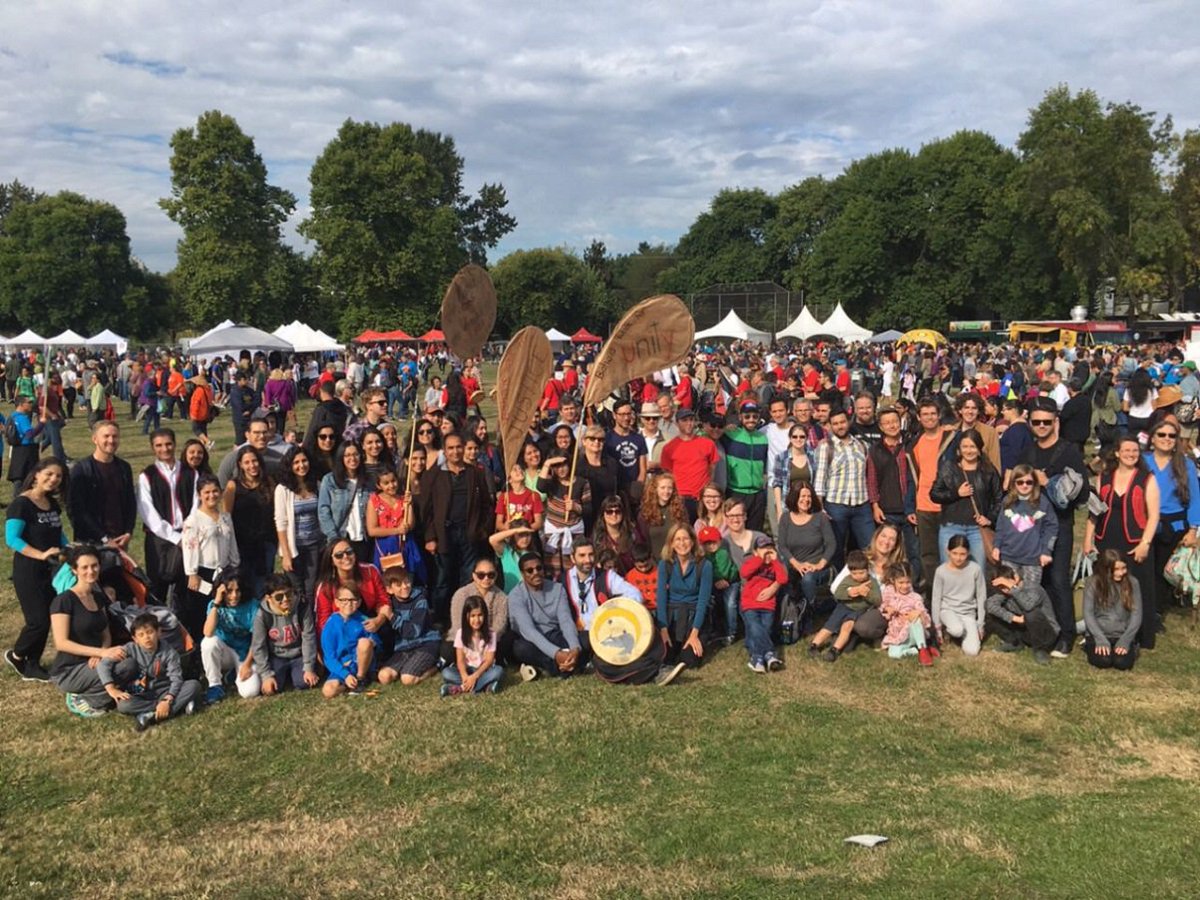 CanadaBahai's tweet photo. « Nous sommes tous un » — des milliers de marcheurs pour la réconciliation à Vancouver @Rec_Can #WalkForRec https://t.co/raeOCz1Xpr https://t.co/4GIzLSXdVa