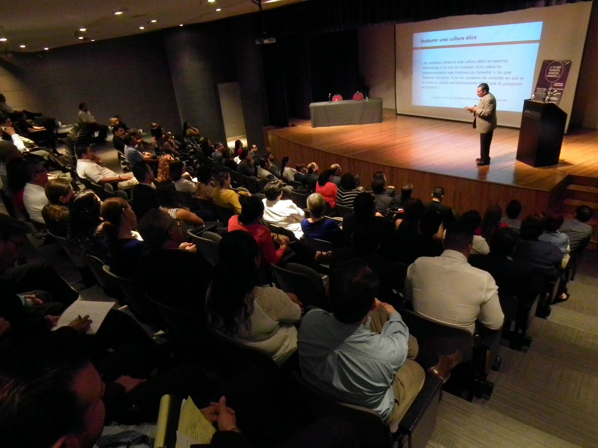 Como parte de los esfuerzos de sensibilización del Código de Ética, el Dr. Juan Gerardo Garza impartió una conferencia a servidores públicos