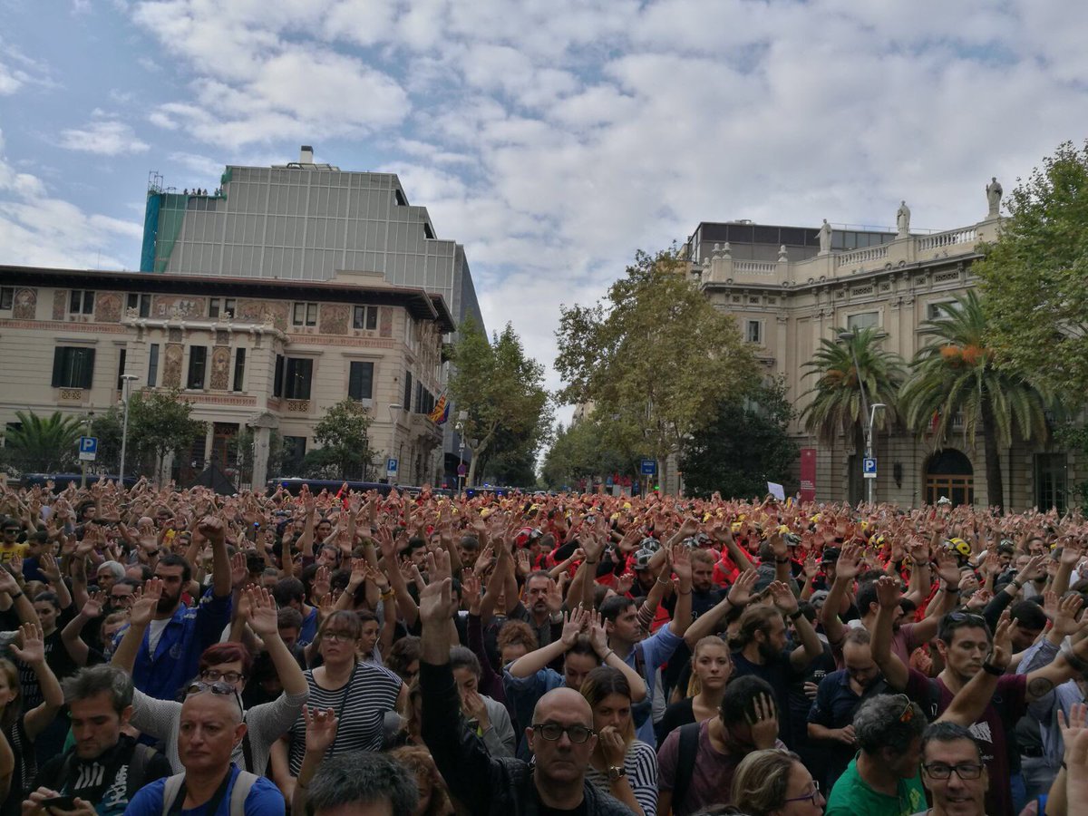 aranmtnez's tweet photo. Els carrers seran sempre nostres! ✊🏼  I els bombers també! 👨🏼‍🚒👨🏾‍🚒👨🏻‍🚒#VagaGeneral30 #Barcelona #CatalanReferendum #aturadaTV3 #Catalunya https://t.co/sMp1qnEMMT