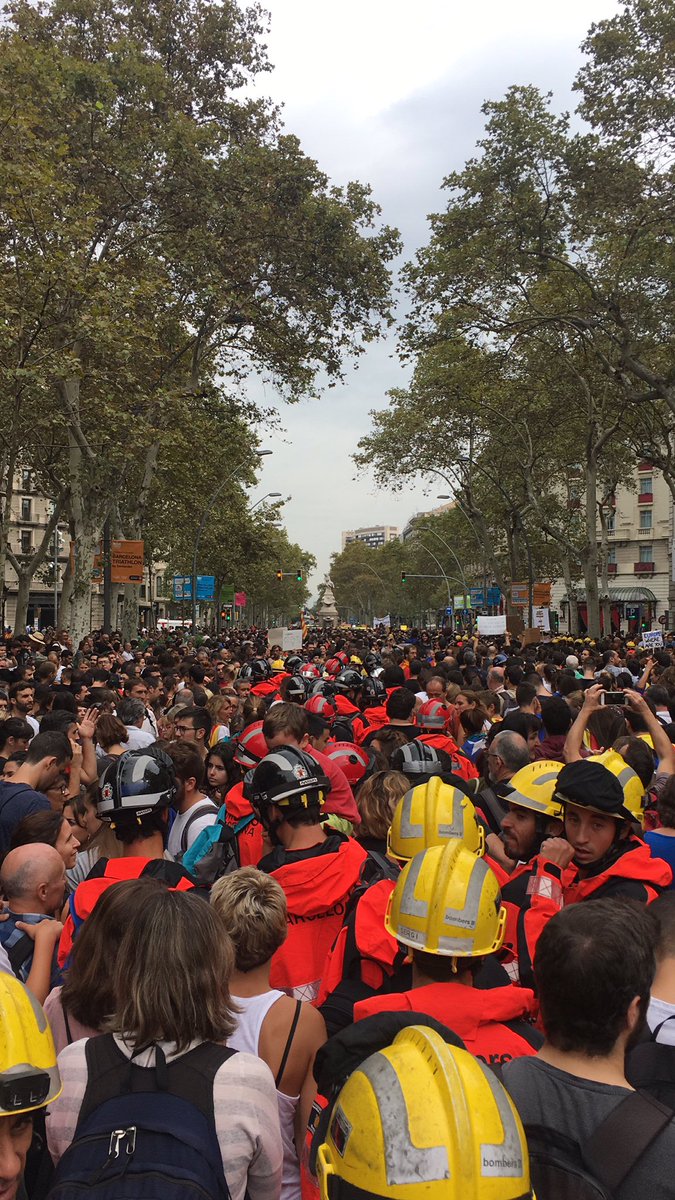 aranmtnez's tweet photo. Els carrers seran sempre nostres! ✊🏼  I els bombers també! 👨🏼‍🚒👨🏾‍🚒👨🏻‍🚒#VagaGeneral30 #Barcelona #CatalanReferendum #aturadaTV3 #Catalunya https://t.co/sMp1qnEMMT