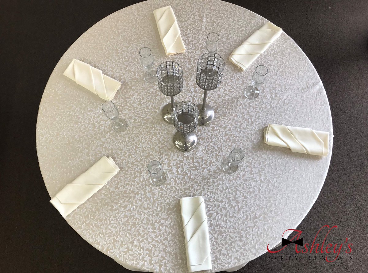 Ivory is a classic color perfect for any occasion✨Call and reserve for your next event today!