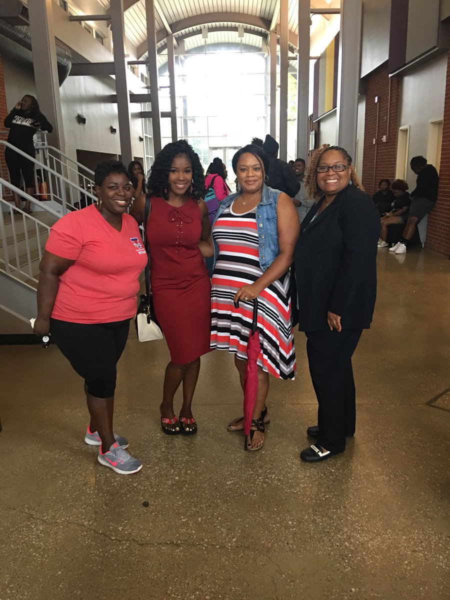 TasharaParker's tweet photo. Supporting my sisters this morning! I love my #DST! πΊ #1913 #DeltasServe #GammaEpsilon #texascollege https://t.co/3kb5ifNocp