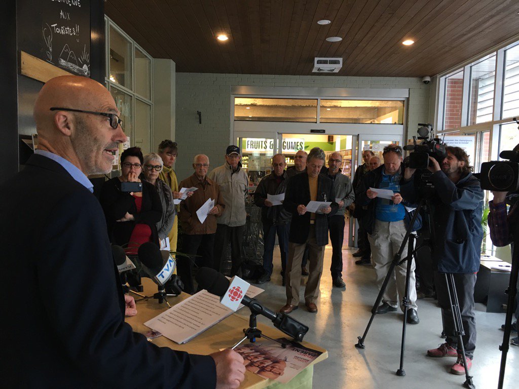 Denisleduc2's tweet photo. Marc Parent présente son programme électoral avec une  30aine de personnes dont l'ex-maire Michel Tremblay #icibsl https://t.co/QHRKQT6ndW