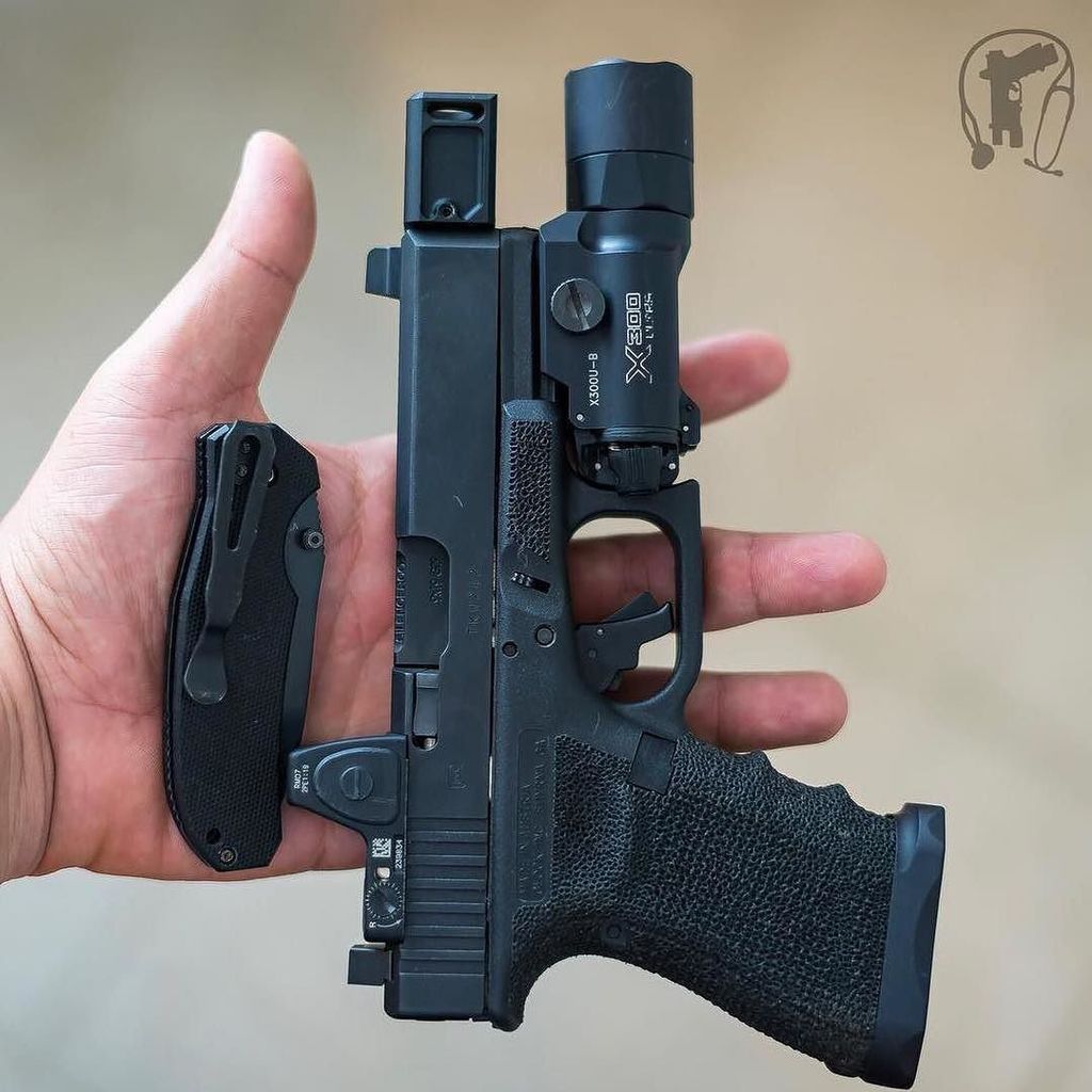TexasBlackRifle's tweet photo. 📸 Repost @gunnin_icu_nurse
・・・
Tactical Tuesday!
☠️
☠️
#glock #9mm #weapons #lights #knife #blade #glock19 #glockp… https://t.co/YY4lU4FpRG https://t.co/mKXSejY9L6