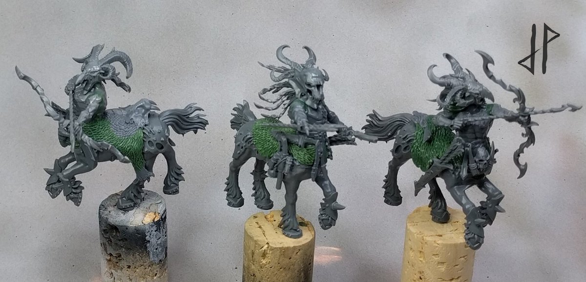 JPMiniatures's tweet photo. Tzentigors! Not a fan of flying discs, so here are my take on skyfires, inspired by the centaur artwork for GW2.

#tzeentch #skyfires https://t.co/GHu1qfbMtQ