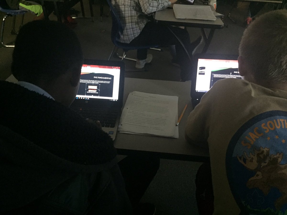 My students are working hard on their PowerPoint.The Techno Whiz Hook #Bathcountyschoolsrock #ves_panthers