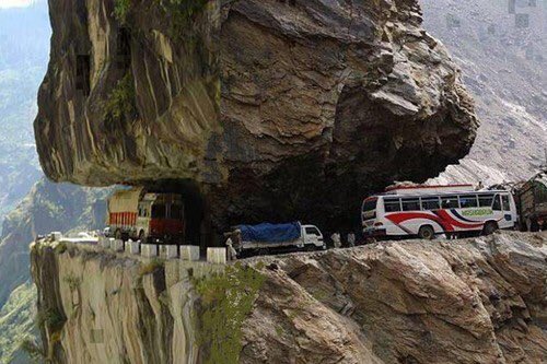 Simphiw63415549's tweet photo. One of the most dangerous roads in the world https://t.co/6YkrkHnCJ6