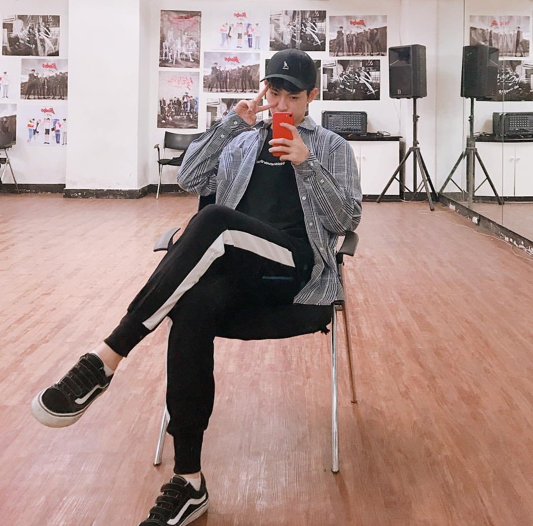 24K__UK's tweet photo. [Jinhong IG update] "my pants are @.bronzvillseoul #Bronzvill #ThisIsSponsored " #24K #투포케이 #진홍 #Jinhong https://t.co/aj96WL0FZ7